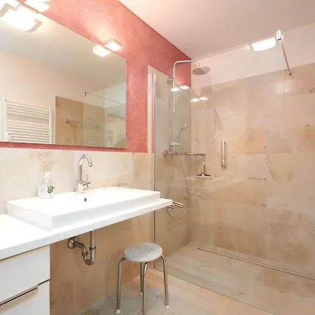 Apartment Bullauge *